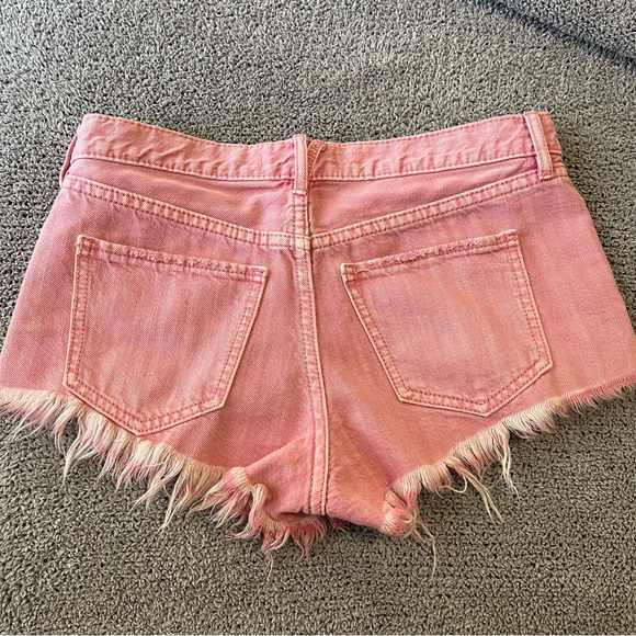 SOLD 🚫💕RARE! FREE PEOPLE WE THE FREE PINK DENIM SHORTS💕 - Picture 2 of 4